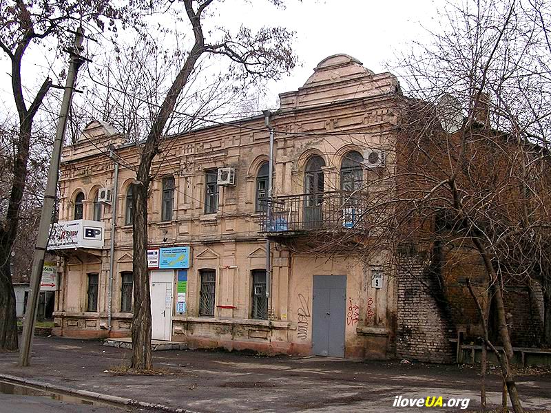 Двухэтажный дом старой постройки в Днепропетровске  http://iloveua.org/article/162